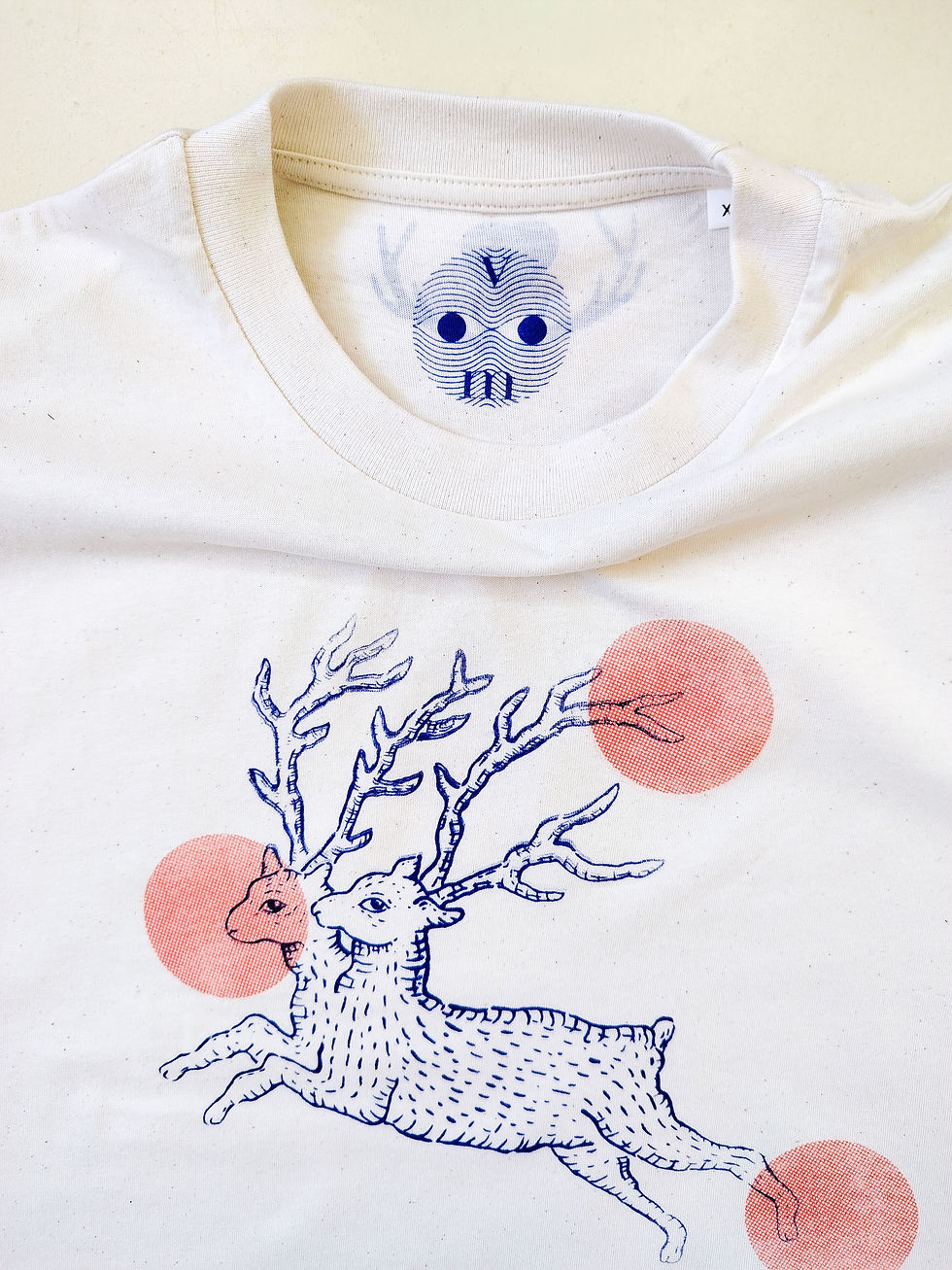 Miniatura: T-shirt bianco naturale con serigrafia cervo da donna 03