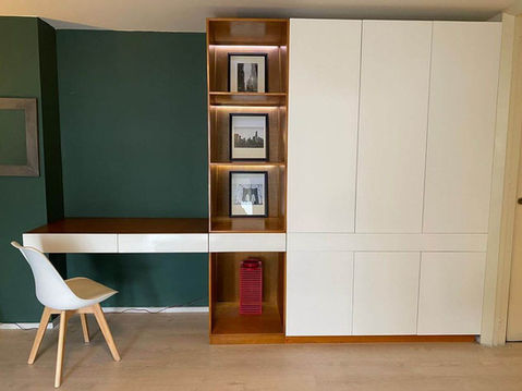 Escritorio de madera con cajones