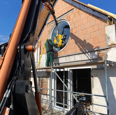 Pronájem minijeřábu, zasklívání kruhového okna pomocí minijeřábu BGLift M250.