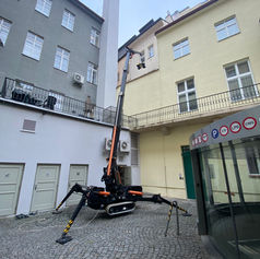 Pronájem minijeřábu BGLift M250, strojní usazení pochozího skla.