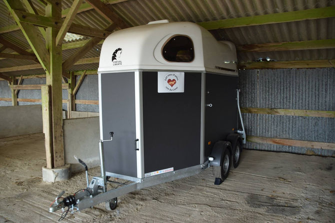 Arrivée du van à la Vieille Ferme