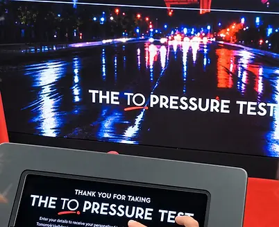 Pantalla y tableta de TO Pressure Test, experiencia interactiva de NewMedia para Destination Toronto