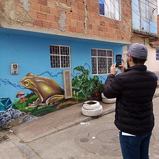People taking the grafiti tour