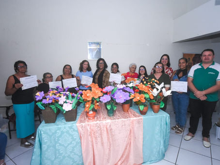 Mulheres de Gravatá concluem cursos de design de sobrancelhas em henna e epilação egípcia e de flores artificiais com modelagem frisada e manual