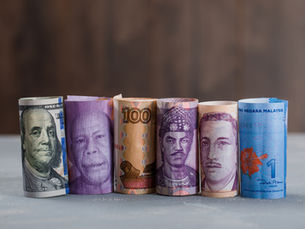 Asian Currencies Face Turbulence Amid Steady Fed Rates and Renewed Tariffs