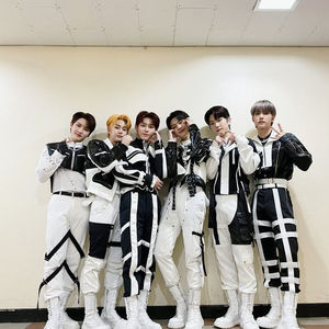 Vestuario K-pop TNX Dance Cover