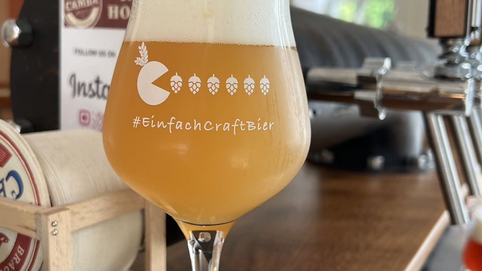 Ein trübes, oranges Pale Ale im gebrandeten #EinfachCraftBier-Glas an der Theke im TapHouse Frankfurt