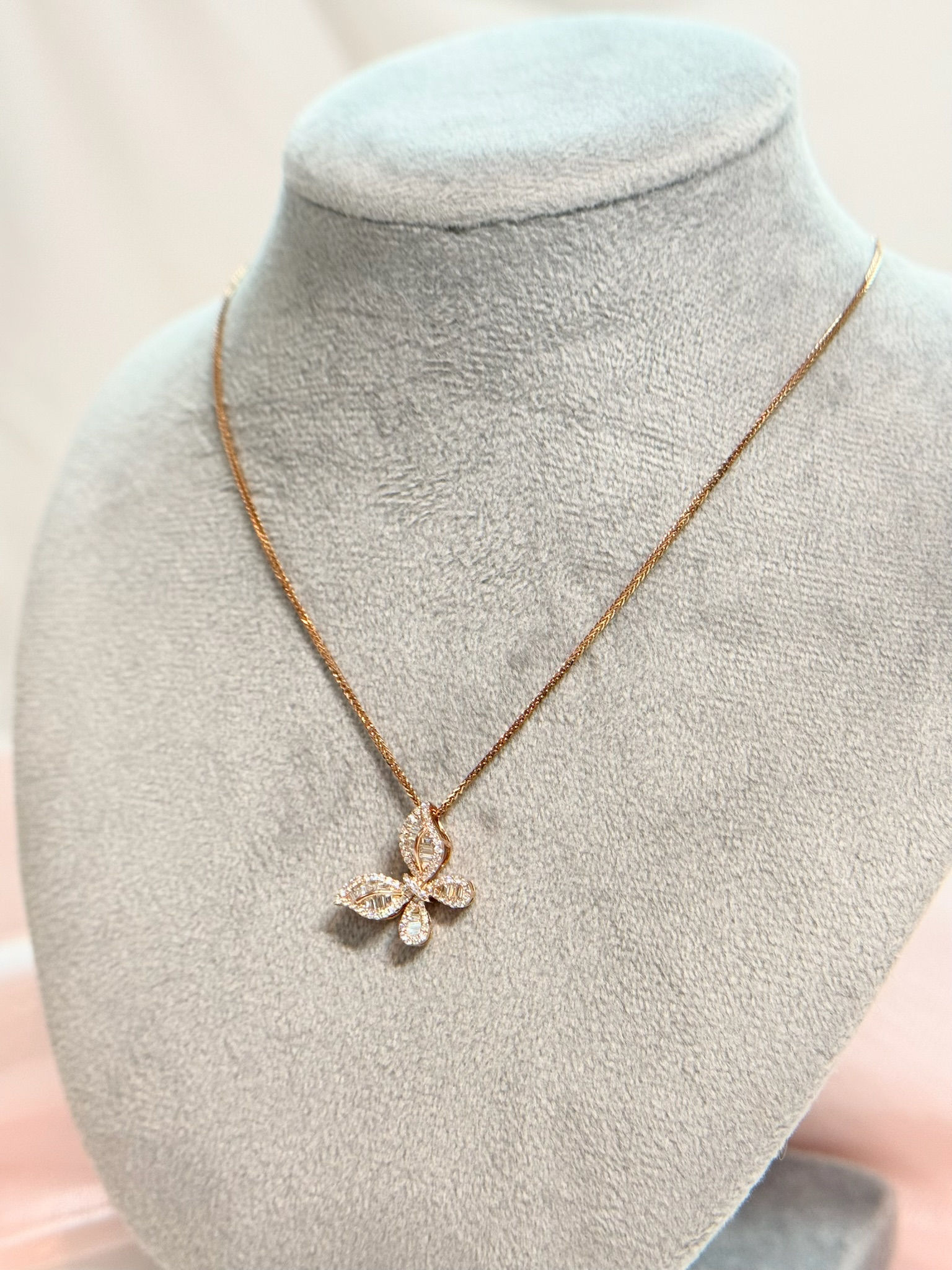 18K Rose Gold Butterfly Shape Diamonds Pendant
