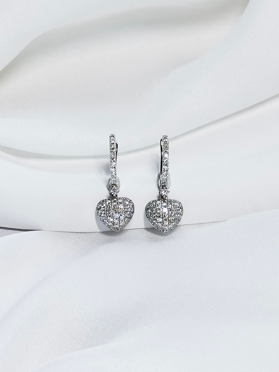 18K 白金心形垂墜鑽石耳環