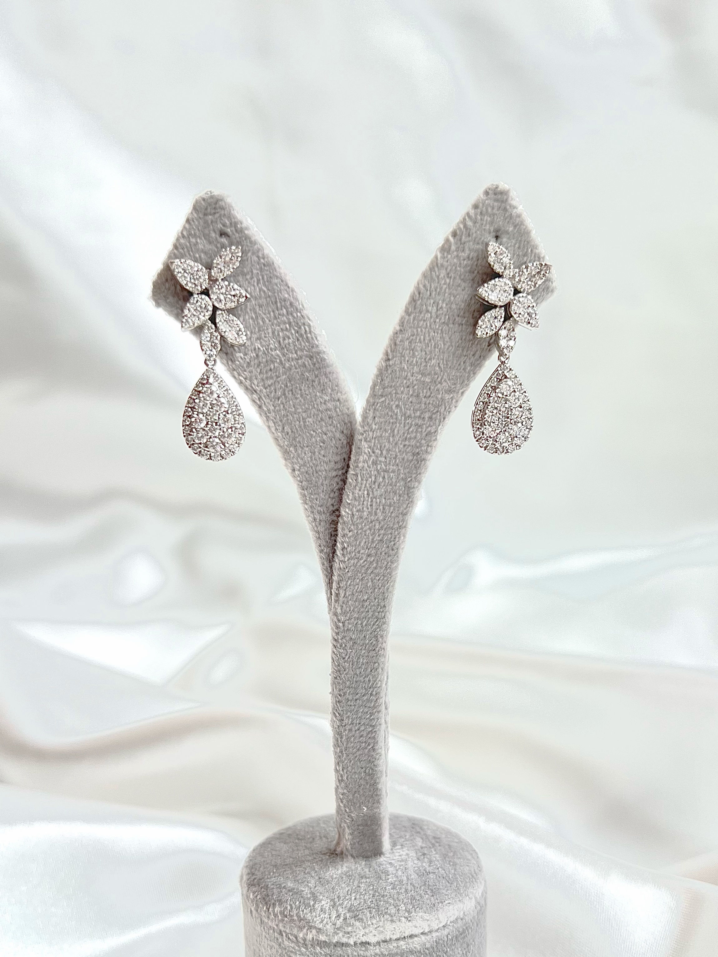 18K White Gold Diamonds Earrings