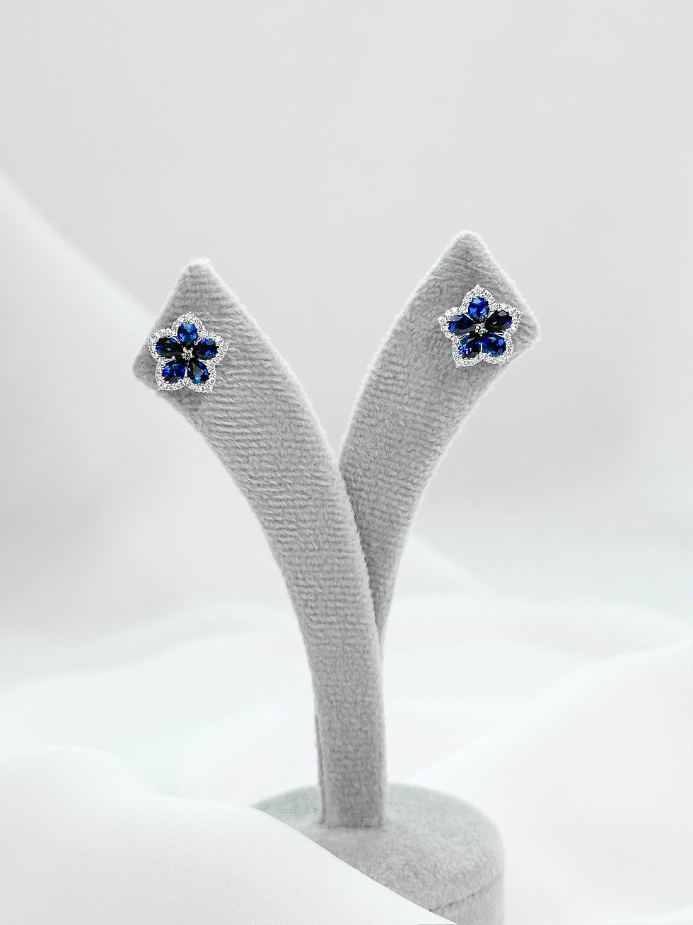 18K White Gold Flower Blue Sapphires Diamonds Earrings