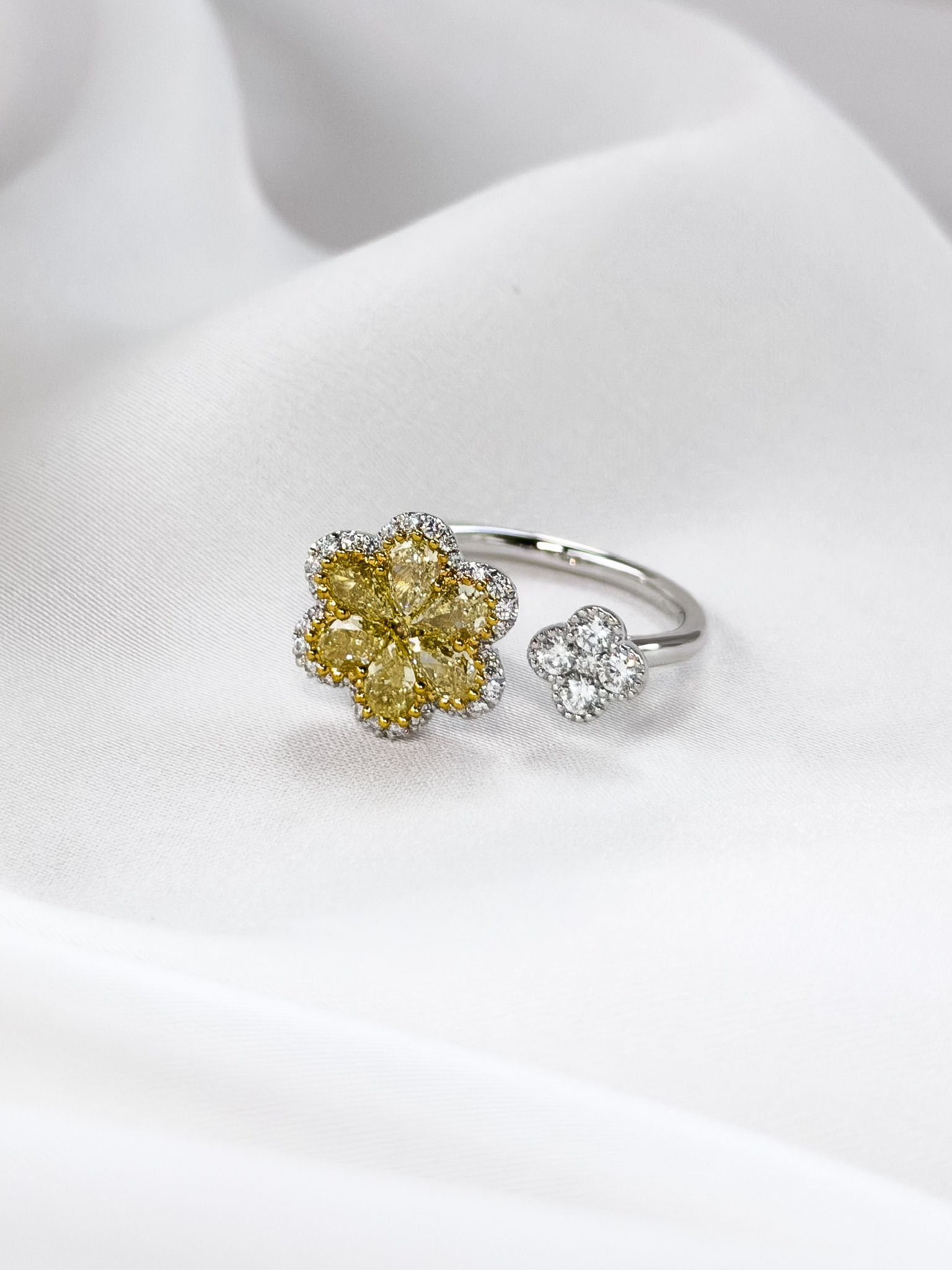 18K 白金雙花黄色鑽石及白色鑽石開口戒指