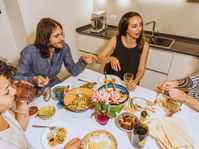 friendgroup eating plantbased and having fun