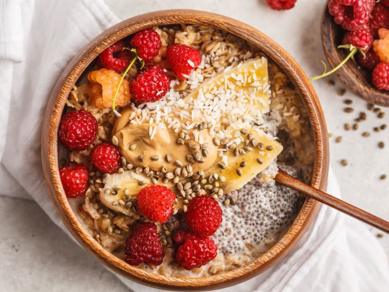 Antientzündliche Lebensmittel wie chiasamen, Haferflocken, Beeren
