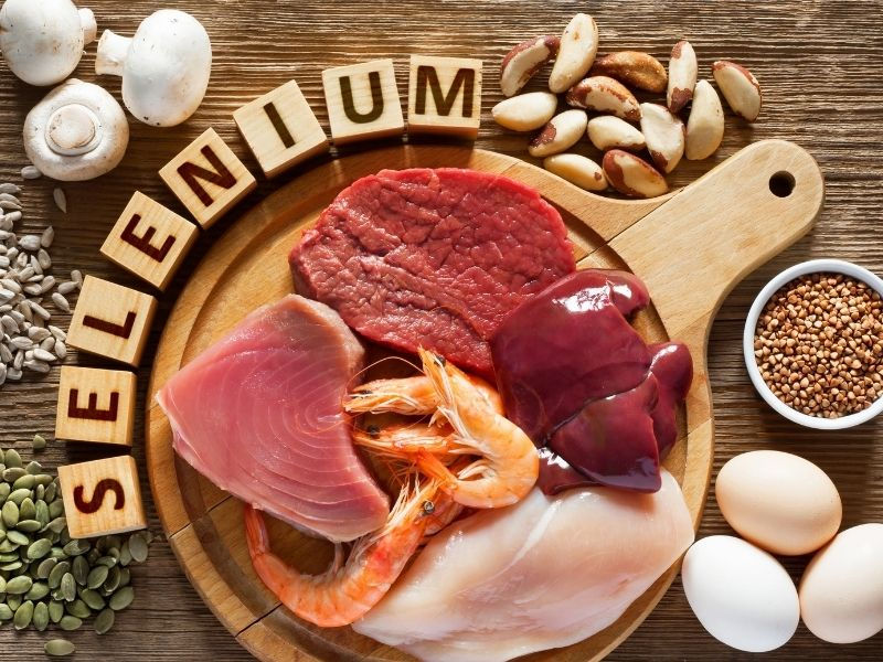 Selenhaltige Lebensmittel sind vor allem Eier, Fleisch, Meeresfrüchte und Getreide aus selenreichen Böden. Vegan/plantbased ist Selen damit ein Fokusnährstoff, der besondere Beachtung erfordert.