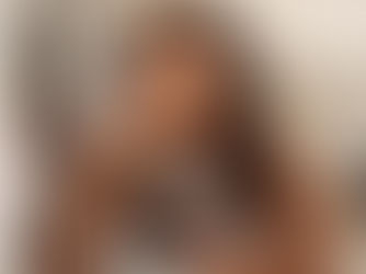 Person isst Kuchen aus dem Kühlschrank und fragt sich, Überessen was tun? wissenschaftliche Strategien von ernährungscoach beetzandgreens