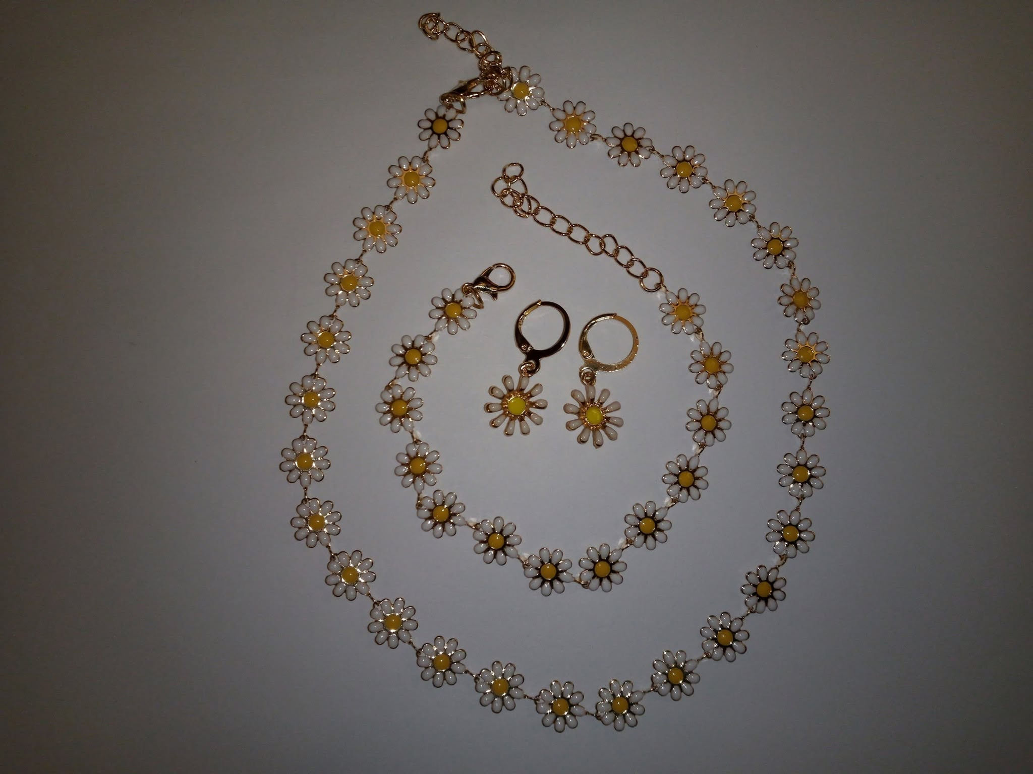 Daisy jewelry set with necklace, bracelet, and earrings