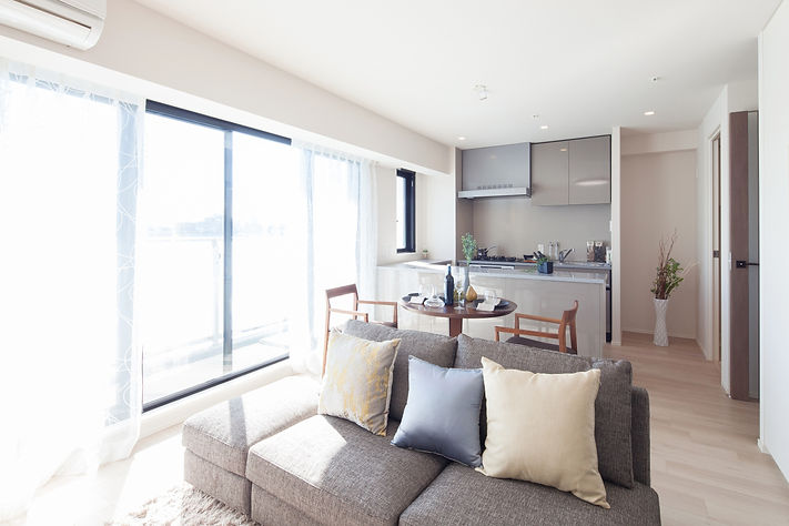 大きなガラス窓のある部屋