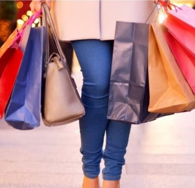 Cliente impedida de entrar descalça em shopping será indenizada em R$ 7.000,00