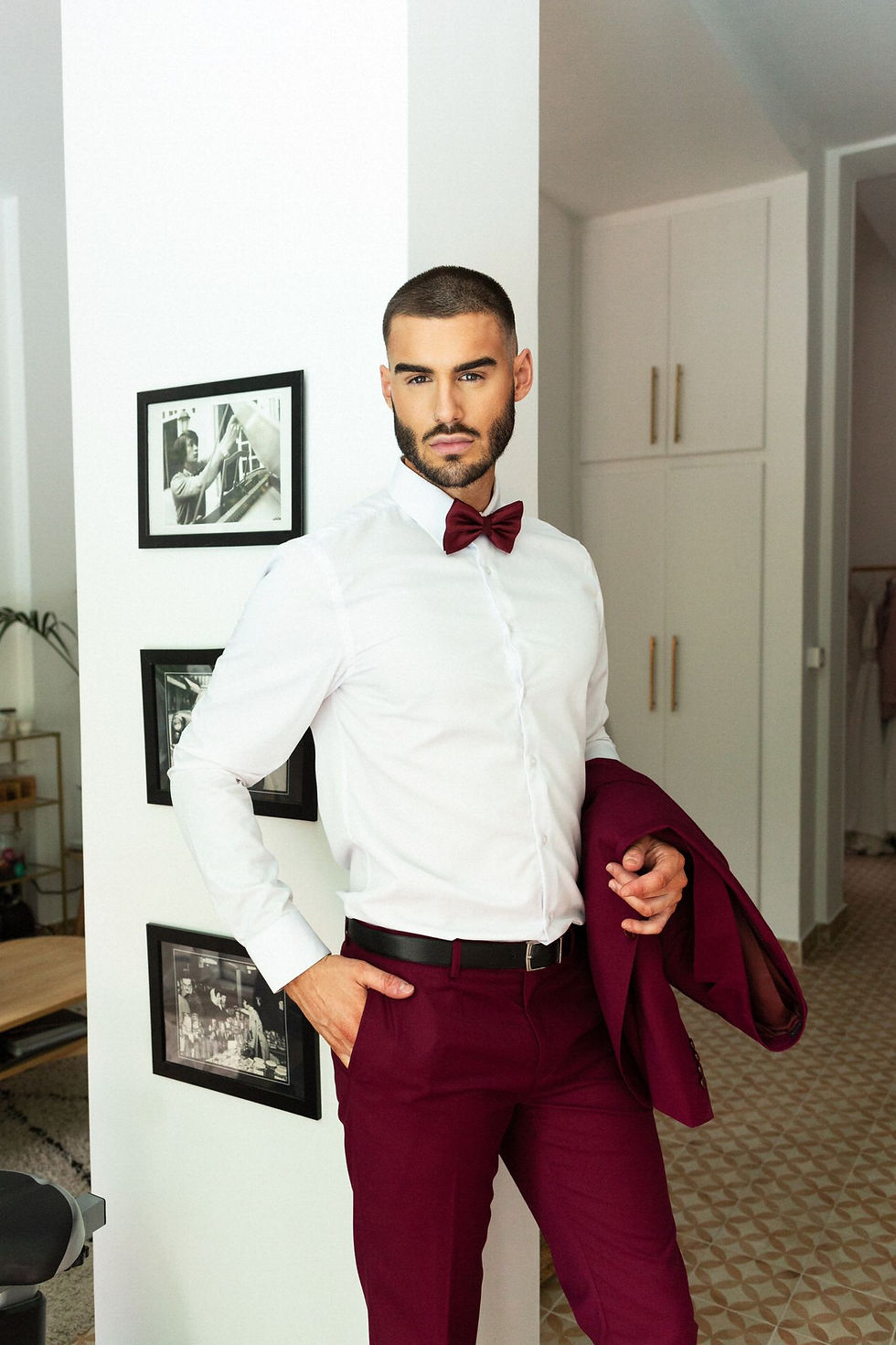 Miniature : chemise blanche, noeud apillon et pantalon bordeaux