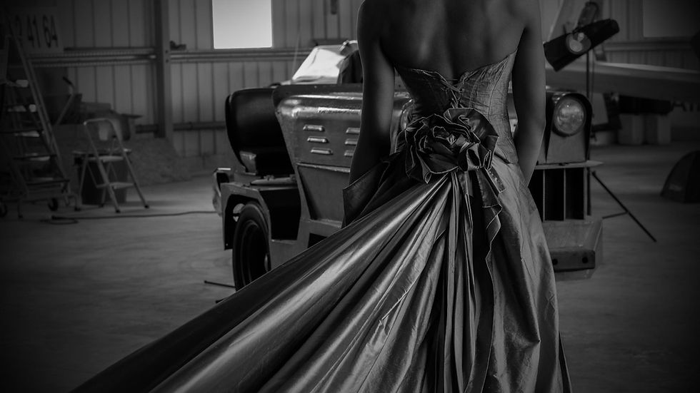 Miniature : détail couture de la jupe de princesse avec fleur xxl en soie