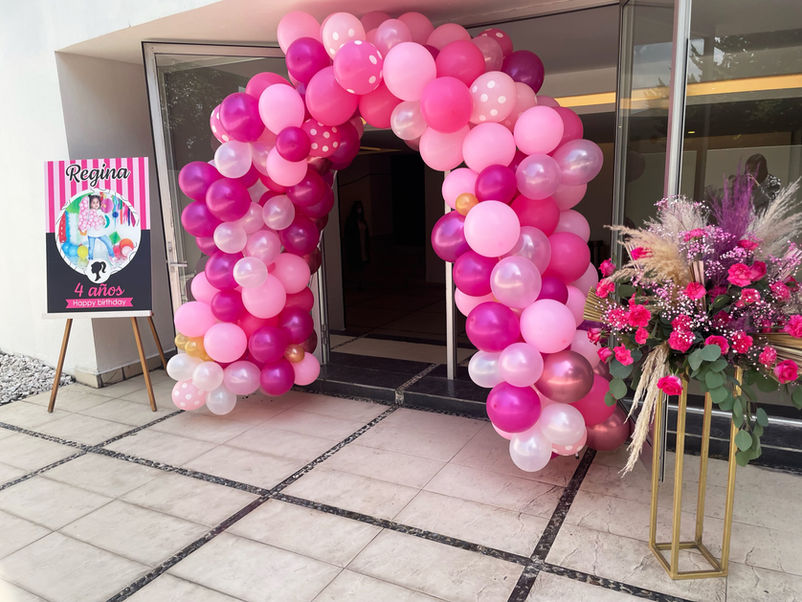 Entrada con globos y arreglo floral