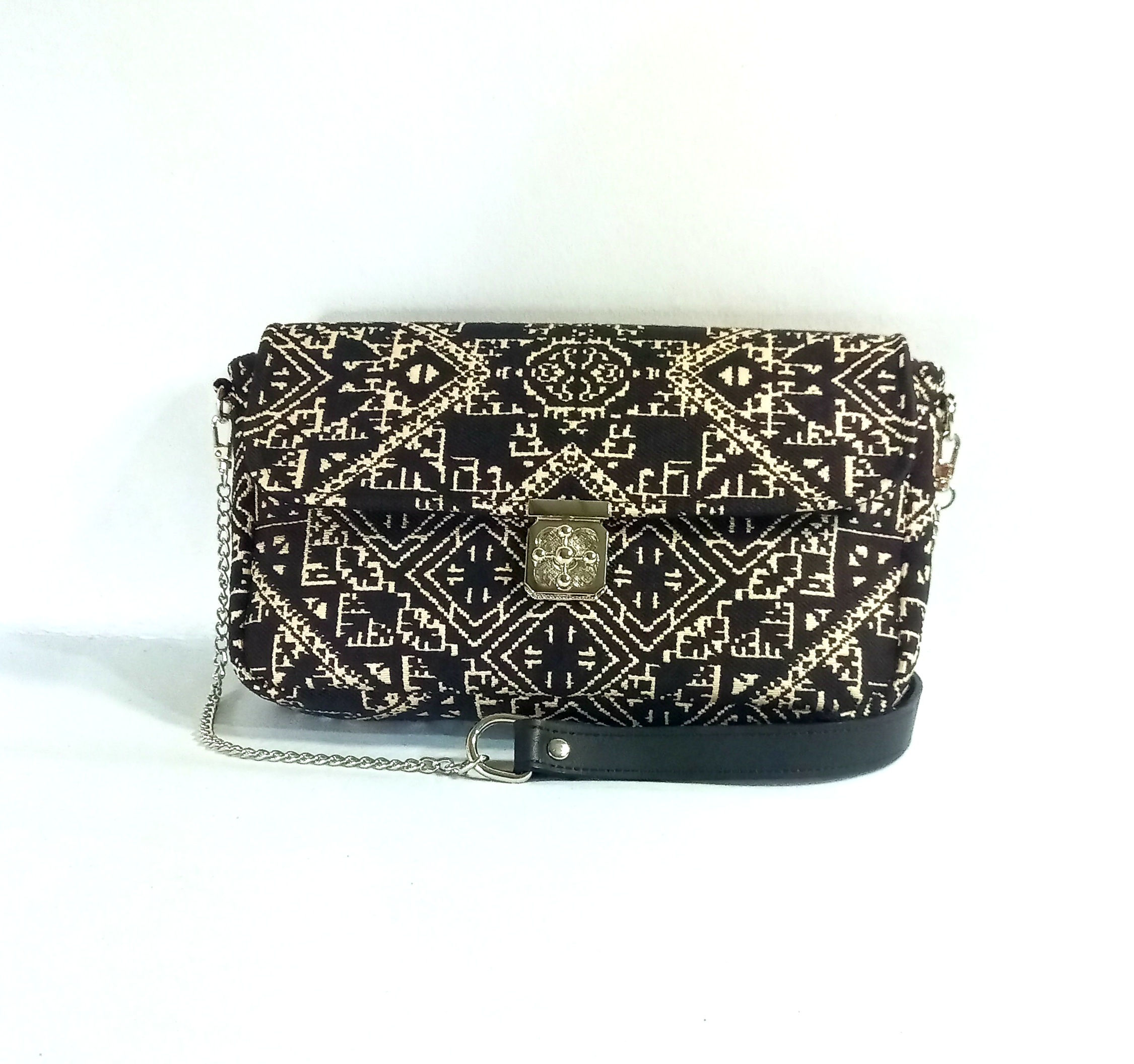 Sac bandoulière, en tissu traditionnel marocain "gharza"  couleur noire