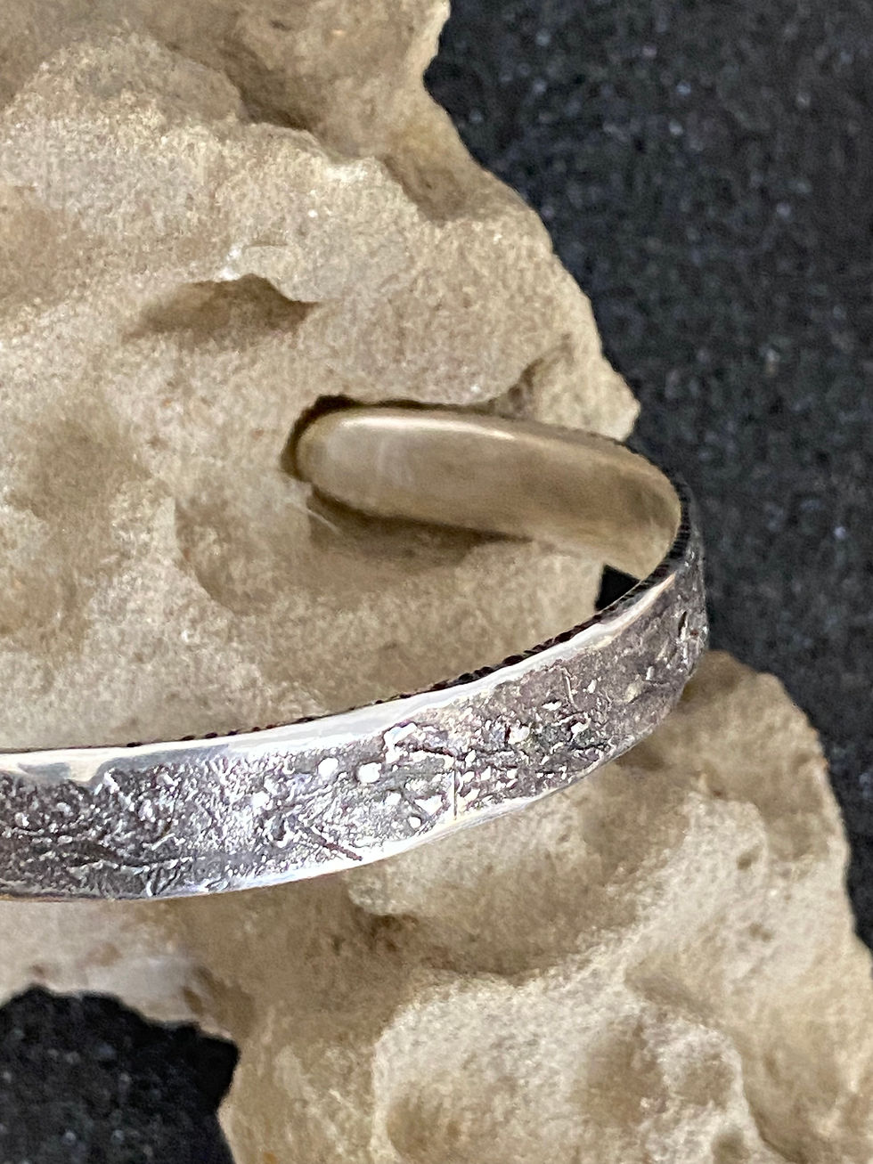 Miniaturbild: Armreif mit rustikaler Oberfläche