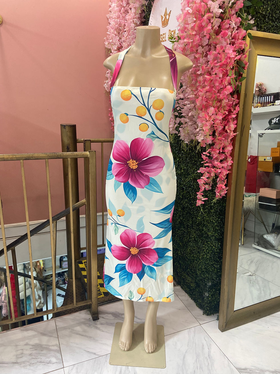 Thumbnail: Hip-Hugging Sleeveless Long Skirt with Hanging Neck Design