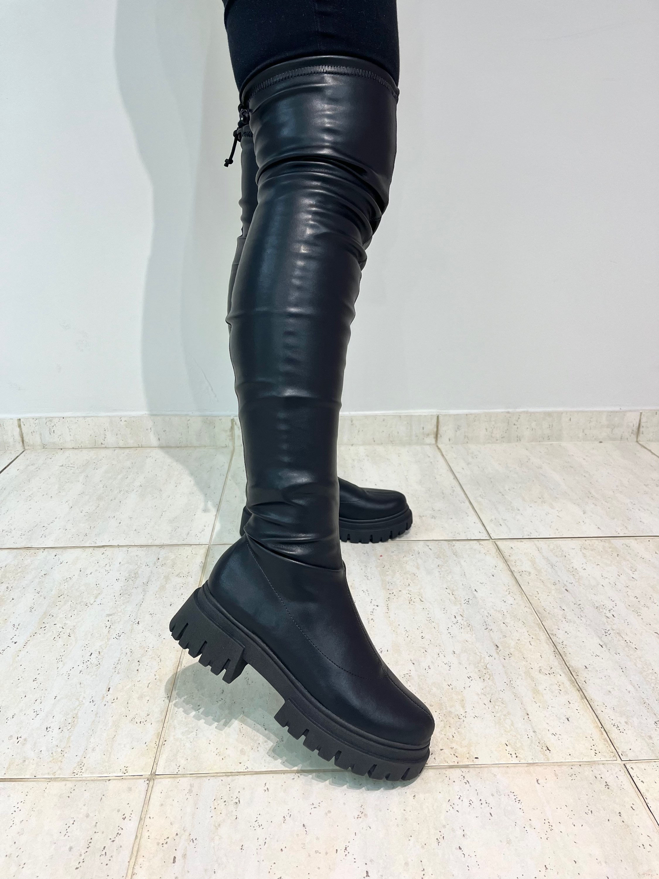 BOTA MANCHESTER OVER BLACK