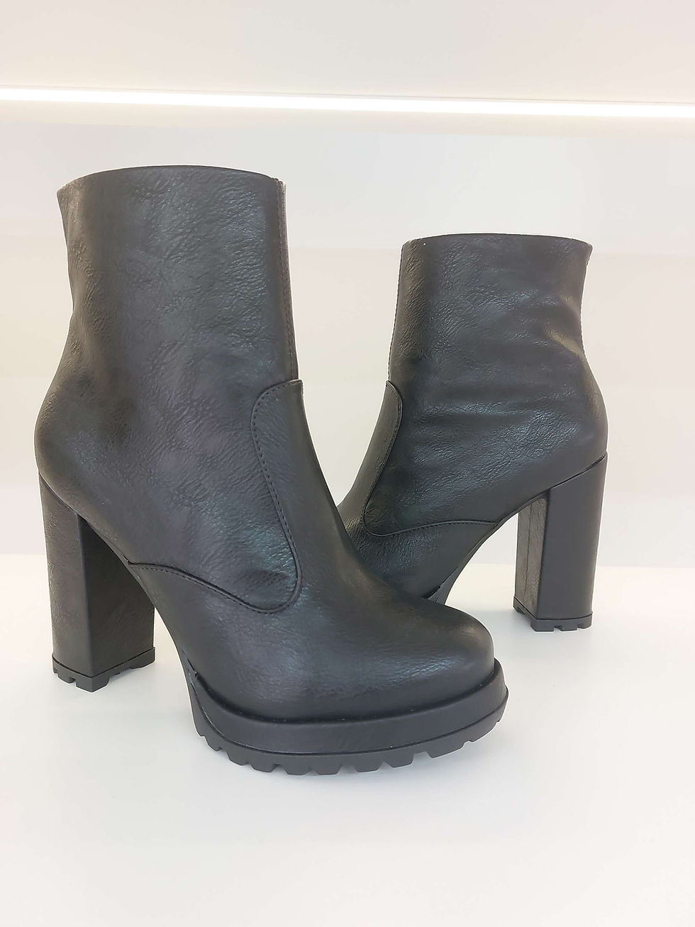 Miniatura: BOTA MILAN BLACK DESTROYED