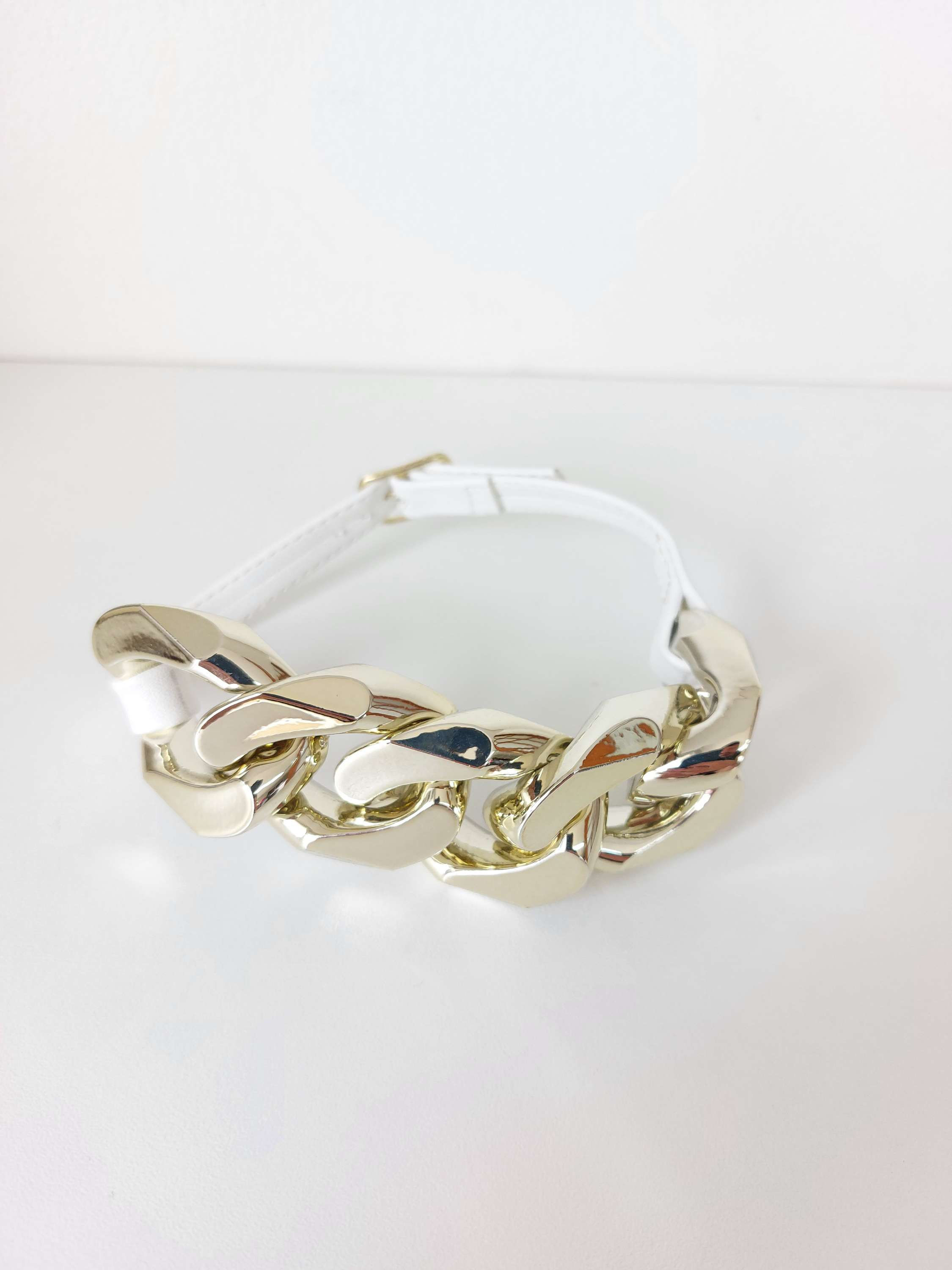 CORRENTE DOURADA PARA BOTA BRANCA