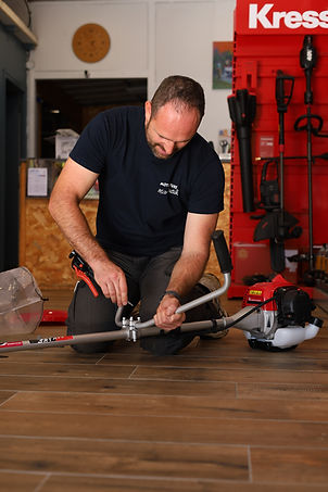 Marc Dutilh qui procède au montage d'une débroussailleuse Maruyana