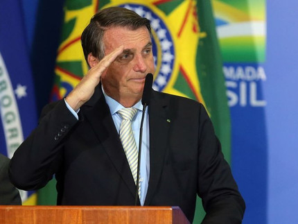 Minha vizinha: PARA FASCISTA SÓ FALTA AS PENAS e ela nem sabe disso