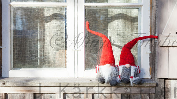 fiiliskuva tontut ikkunalla