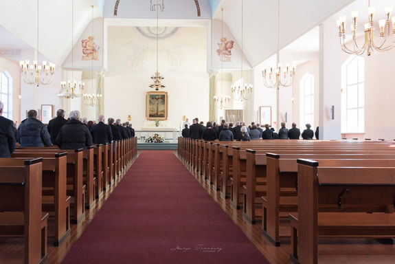 hautajaiset kirkko arkku rauha laajakuva ihmiset