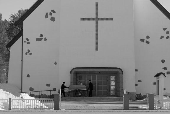 hautajaiset kirkko arkku kannetaan