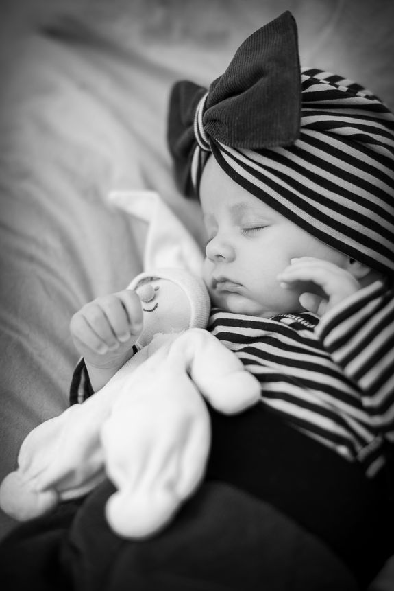 pieni lapsi nukkuu tonttu sylissä