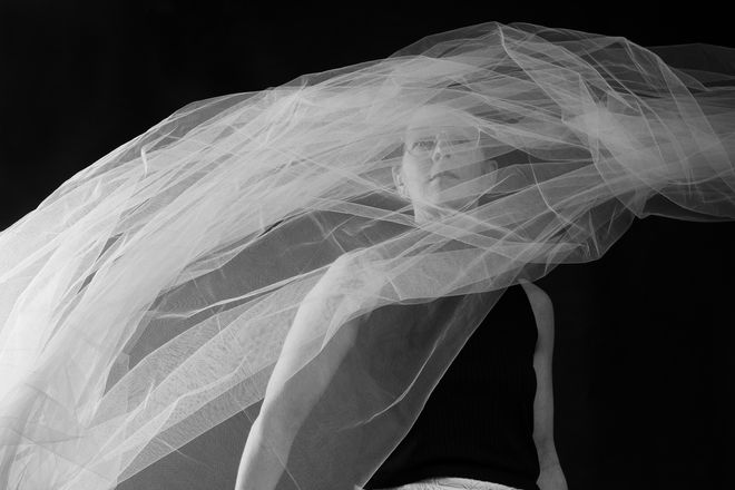 studiokuva nainen huntu katse mustavalko