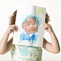 Enfant tenant une œuvre d'art