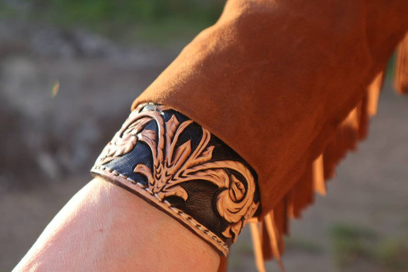 Miniature : Bracelet manchette réglable en cuir beige et noir