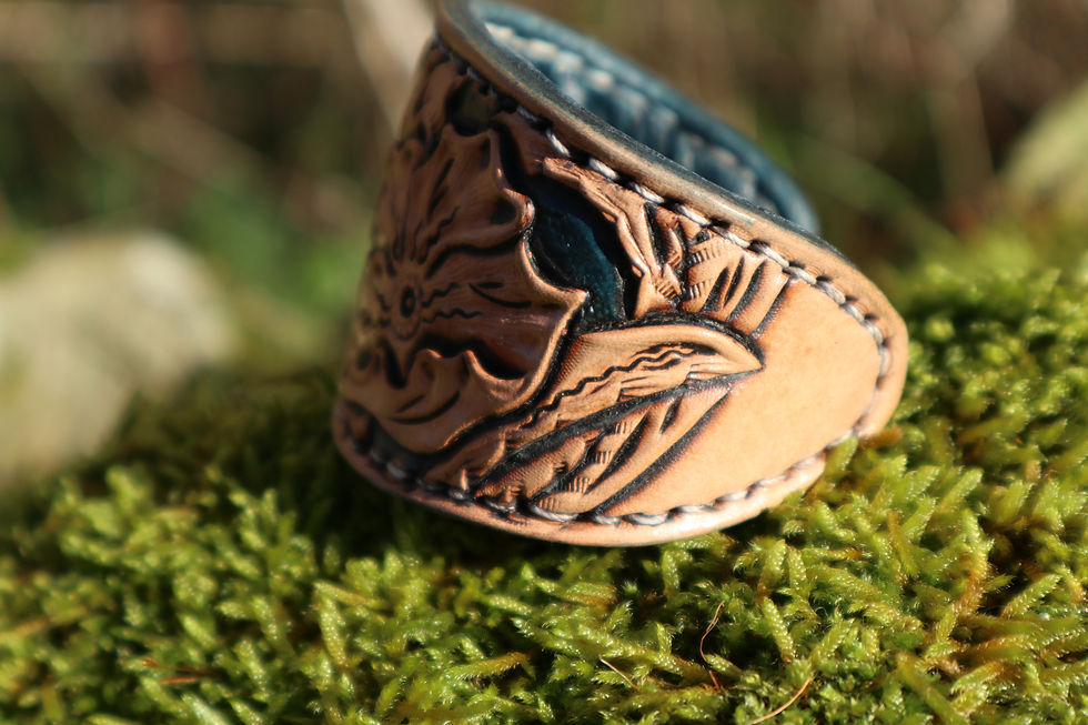 Miniature : Bracelet manchette réglable en cuir, fleur crème sur fond bleu.