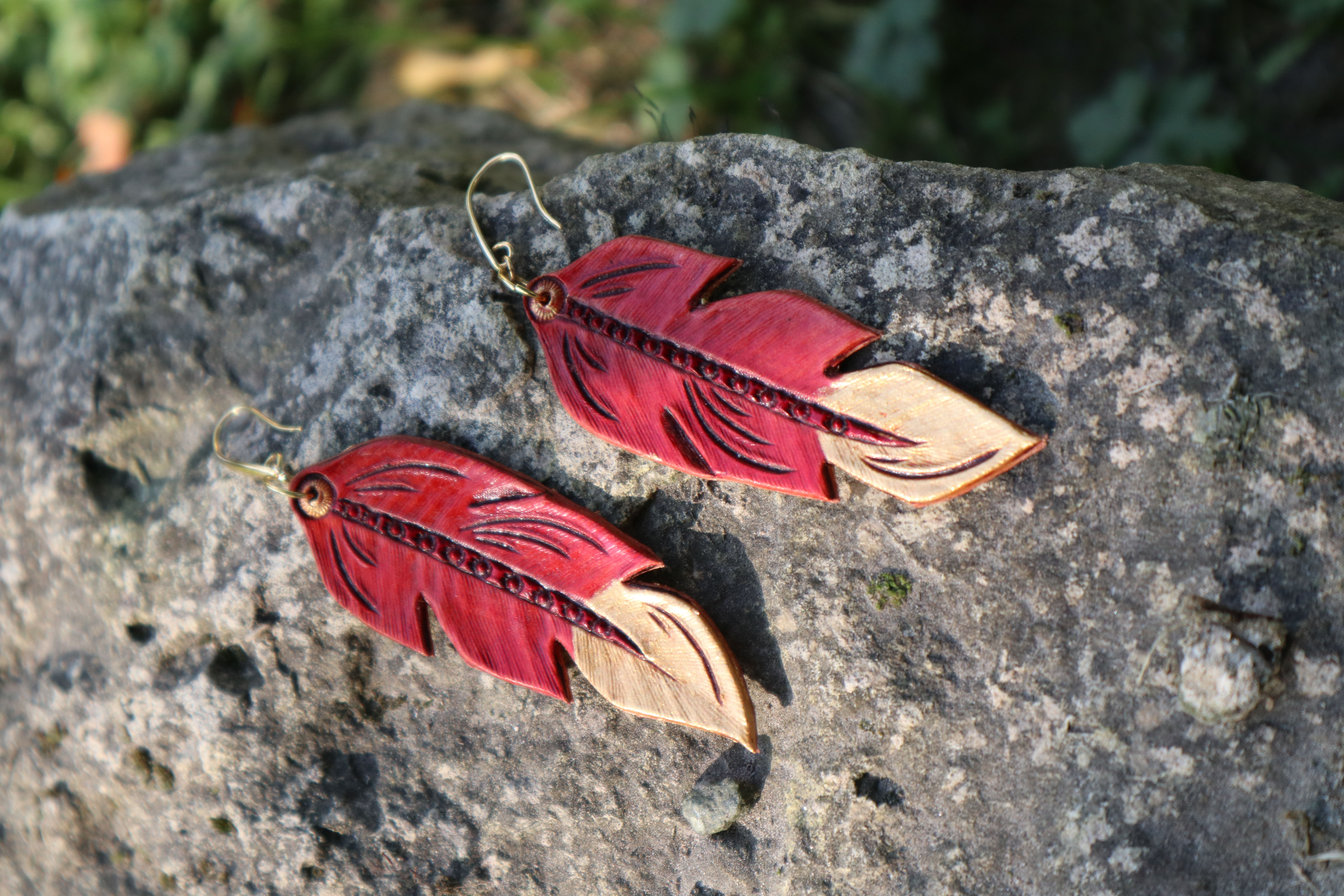 Boucles d'oreille plumes rouge et or
