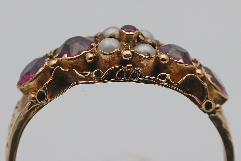 Thumbnail: Victorian ring in 15ct gold with garnets and pearls