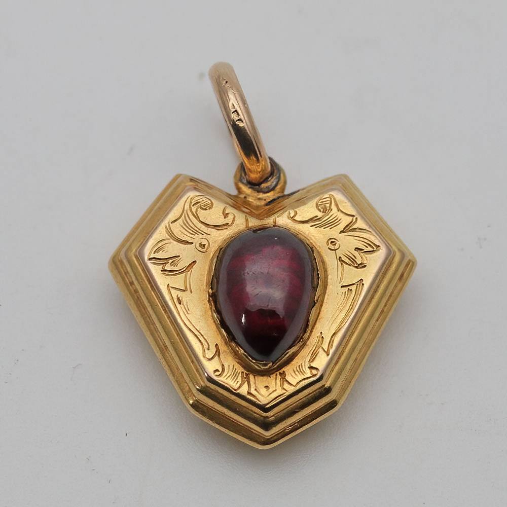 Early 20th century garnet gold pendant
