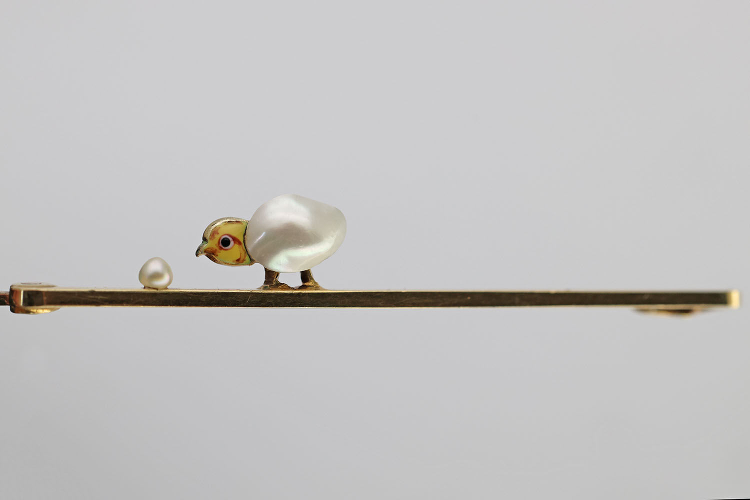 Antique 15ct gold brooch with pearl and enamel chick