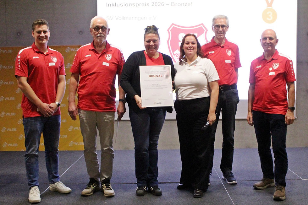 Das Inklusionsteam des SVV nimmt den Preis für den 3. Platz entgegen.