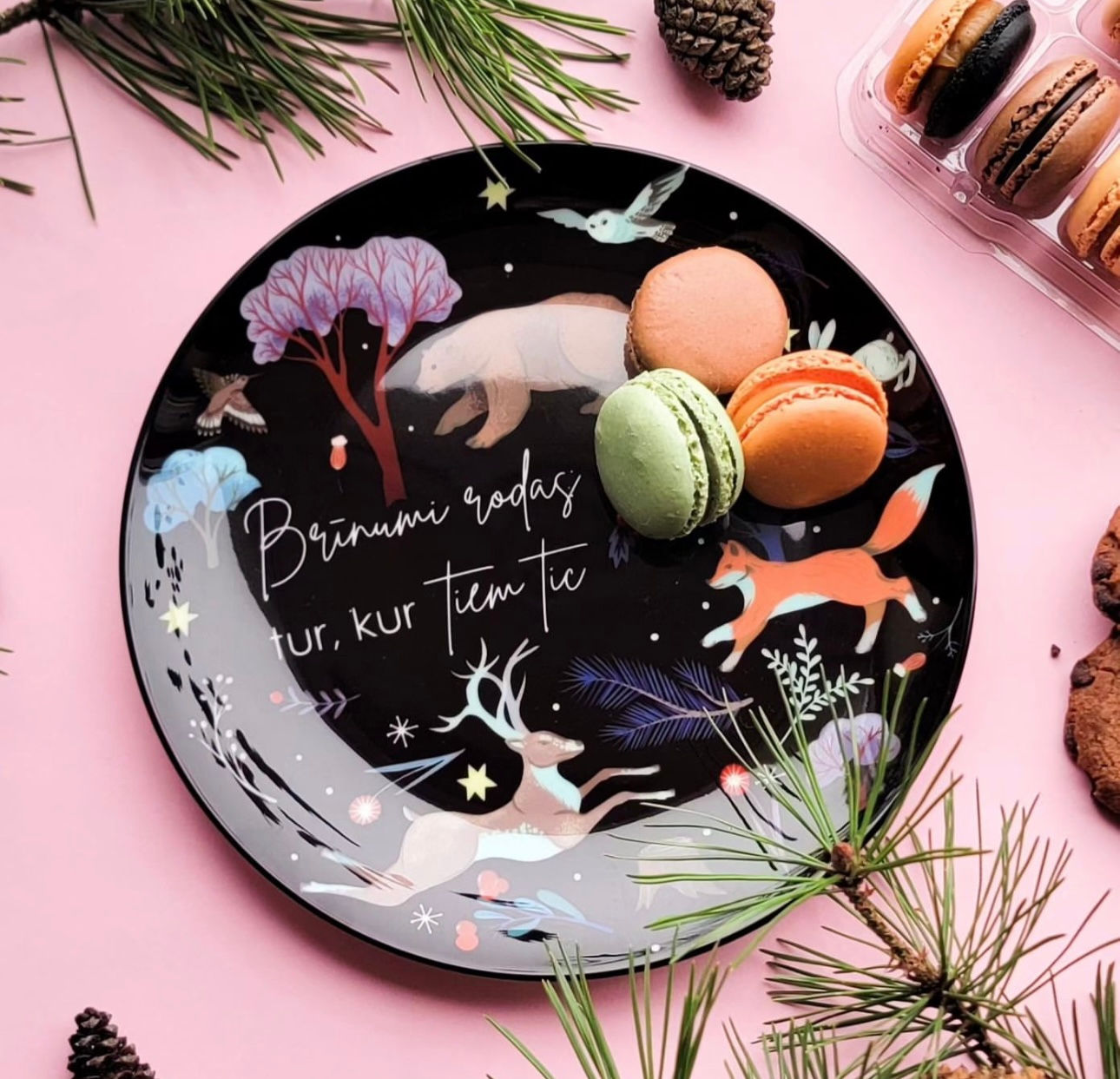 Dizaina šķīvis “BRĪNUMI RODAS TUR, KUR TIEM TIC”