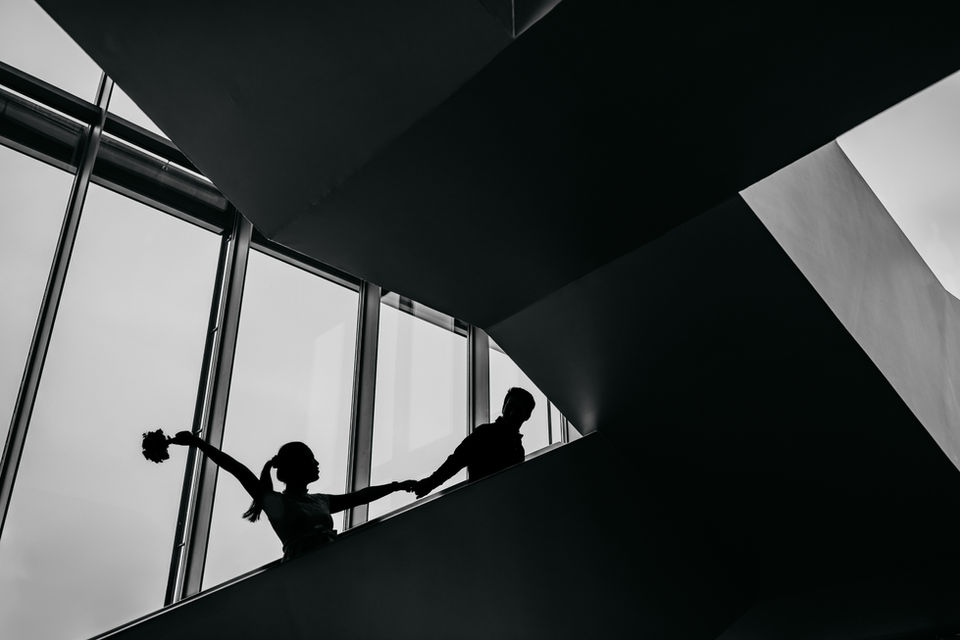 Paar steht auf einer Treppe im Uditorium Uhingen