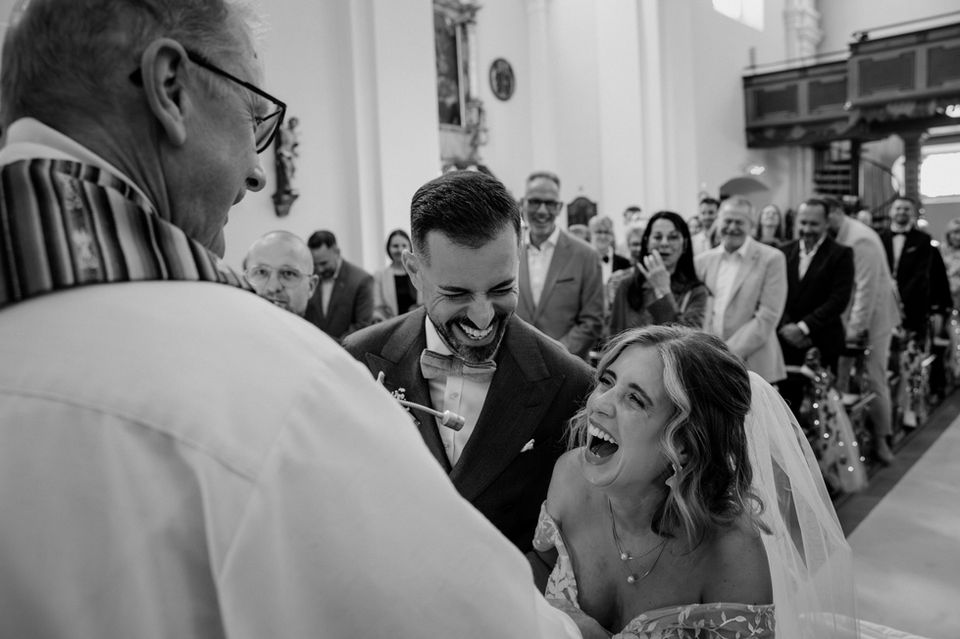 Emotionales Hochzeitspaar bei der kirchlichen Trauung